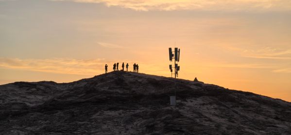 記者們在山頂迎落日 記者們在山頂迎落日